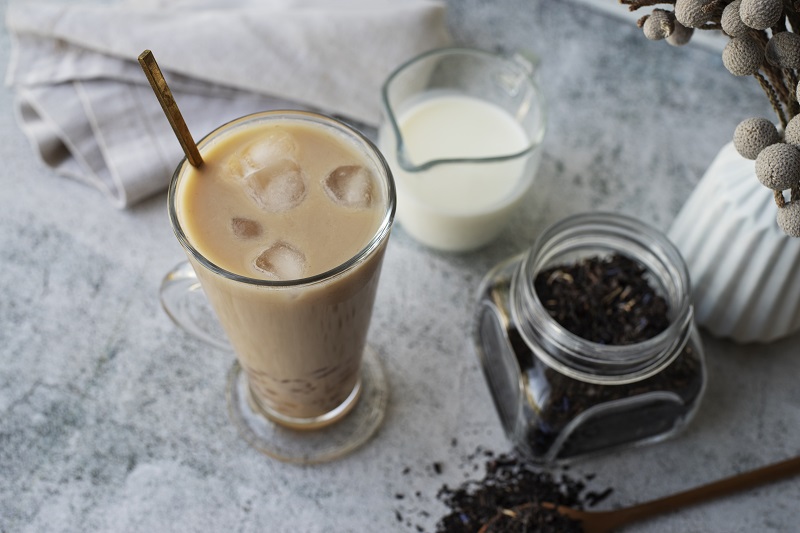 Mẹ nên kiểm soát tổng lượng caffeine từ trà sữa, cà phê, trà đặc và các loại nước tăng lực trong ngày.