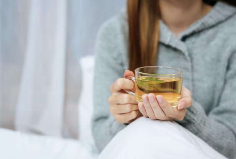 Nước gừng ấm có thể là một trong những lựa chọn khi chị em băn khoăn bị trễ kinh uống gì cho máu ra