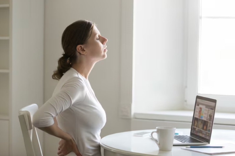 Chị em nên duy trì tư thế đúng trong sinh hoạt và làm việc