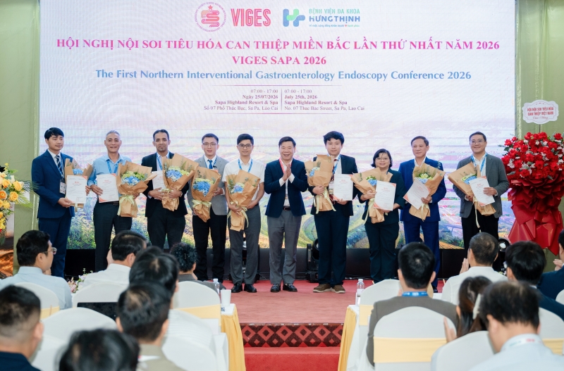 ThS.BSNT Trương Quốc Thanh - Giám đốc Trung tâm Giải phẫu bệnh MEDLATEC đại diện Hệ thống Y tế MEDLATEC tham dự Hội nghị Nội soi tiêu hóa can thiệp miền Bắc năm 2026 (thứ năm từ trái qua) 