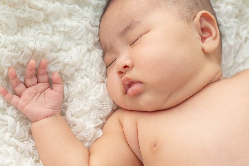 Đường thở của trẻ còn nhỏ nên khi ngủ bé có thể thở khò khử như ngáy