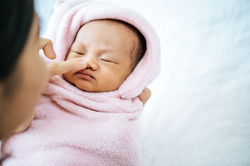 Ngạt mũi do viêm đường hô hấp trên có thể khiến bé ngủ thở khò khử như ngáy
