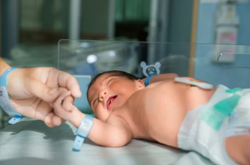 Việc tiêm vắc xin viêm gan B cho trẻ sơ sinh nên được thực hiện khi đáp ứng đủ các điều kiện về sức khỏe