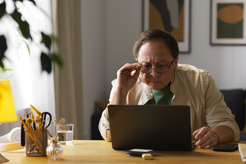 Tuổi càng cao, người lớn tuổi càng dễ bị lão thị