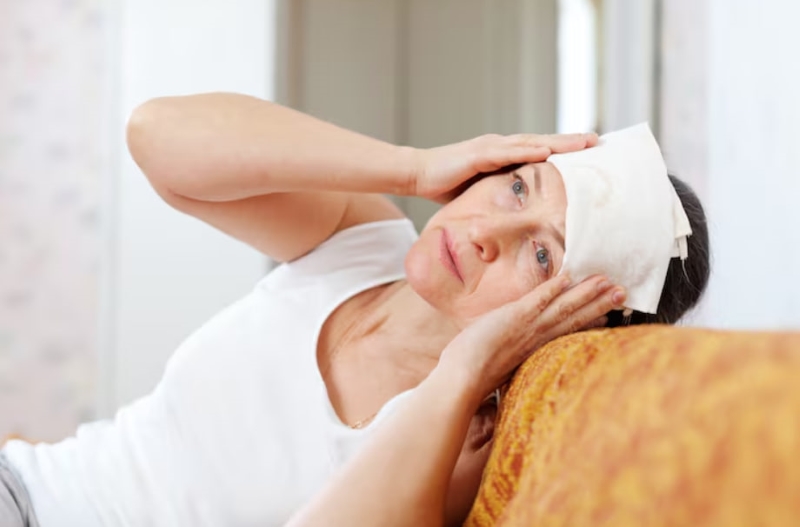 Sốt cao là một trong các triệu chứng của tình trạng viêm họng liên cầu 