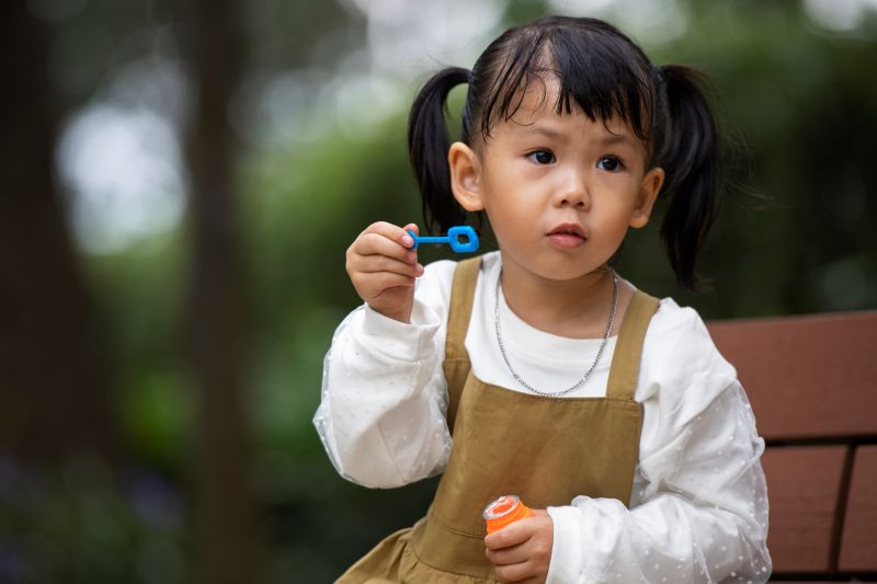 Trẻ nhỏ không may nuốt phải hạt mận có thể gặp phải biến chứng nguy hiểm nếu không được cấp cứu đúng cách và kịp thời