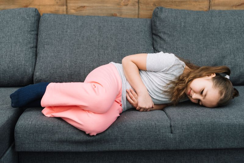 Khi trẻ nuốt phải hạt mận đau bụng dữ dội có thể cảnh báo dấu hiệu nguy hiểm ở đường tiêu hóa