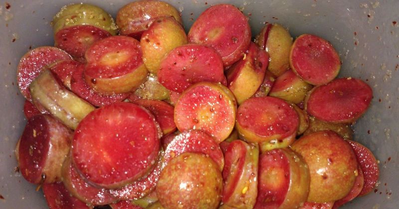 Bạn nên tách hạt mận trước khi ăn hoặc chế biến để tránh nuốt phải hạt