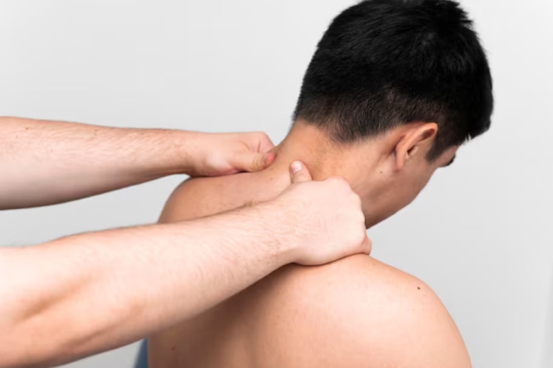 Bấm huyệt chữa đau vai gáy là phương pháp y học cổ truyền