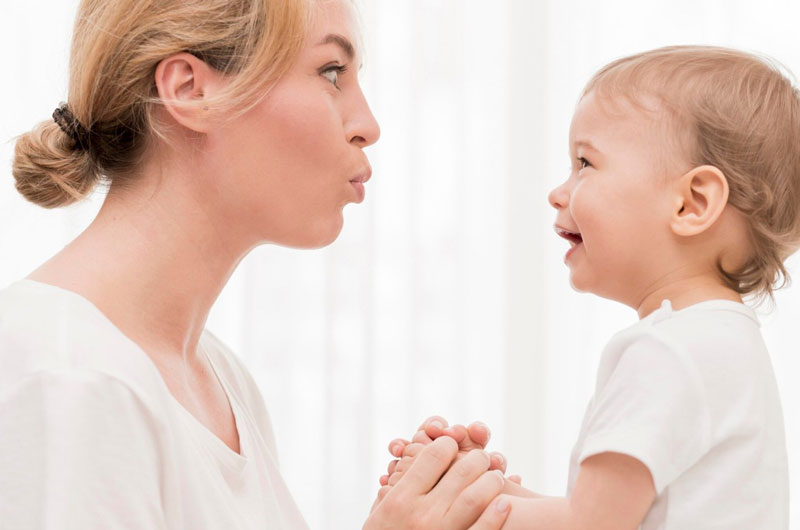 Trò chuyện trực tiếp hàng ngày là cách tốt nhất giúp kích thích tư duy ngôn ngữ của trẻ