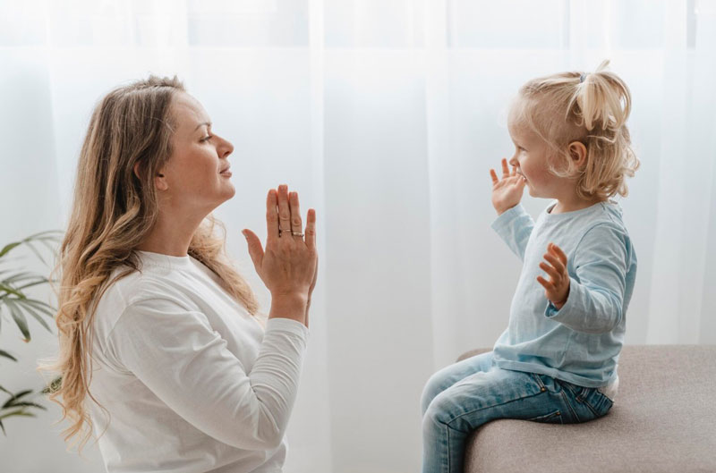 Thói quen hay bắt chước ba mẹ khi trò chuyện cũng là dấu hiệu trẻ biết nói sớm 