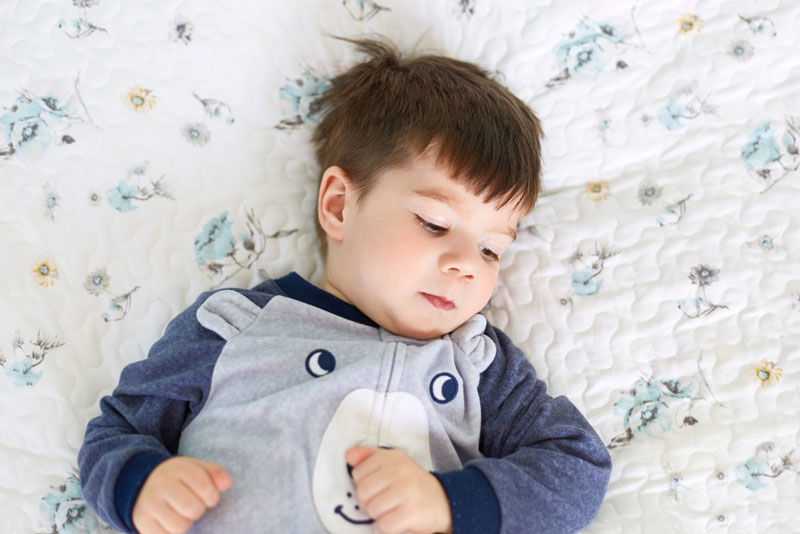 Hiện tượng trẻ ra nhiều mồ hôi ở đầu và lưng khi ngủ có thể do sinh lý