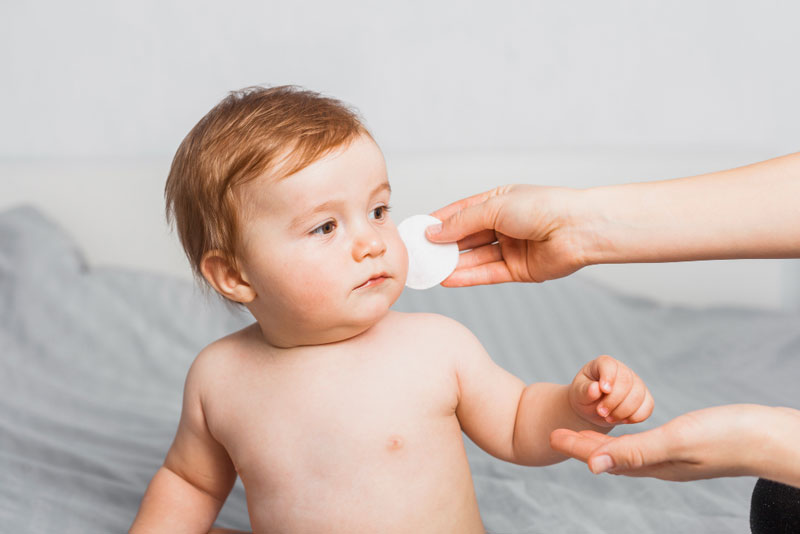 Trẻ ra nhiều mồ hôi trộm khi ngủ tiềm ẩn nhiều rủi ro
