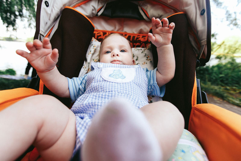 Cách tránh vía cho trẻ sơ sinh khi ra ngoài là sử dụng xe đẩy có mái che để đảm bảo chắn gió, chắn bụi cho con