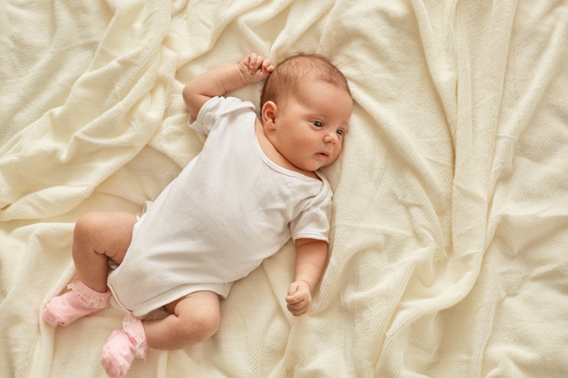 Ba mẹ nên lau rửa sạch tay, chân, mặt mũi và thay quần áo cho con mỗi khi đi từ bên ngoài về
