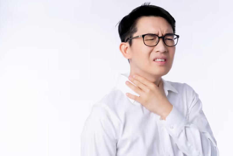 Đau họng là một trong những triệu chứng phổ biến của viêm họng hạt