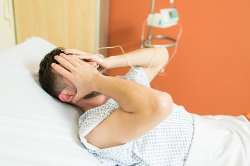 Khó thở, ngưng thở khi ngủ là một trong những tình trạng nghiêm trọng do áp xe amidan gây ra 