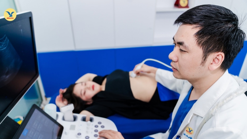 Bác sĩ đo chỉ số nước ối bằng siêu âm để đánh giá lượng nước ối và theo dõi sự phát triển của thai nhi trong suốt thai kỳ