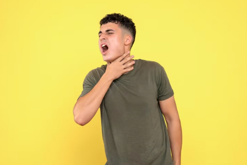 Đau họng dữ dội là một trong các triệu chứng của tình trạng viêm amidan hốc mủ