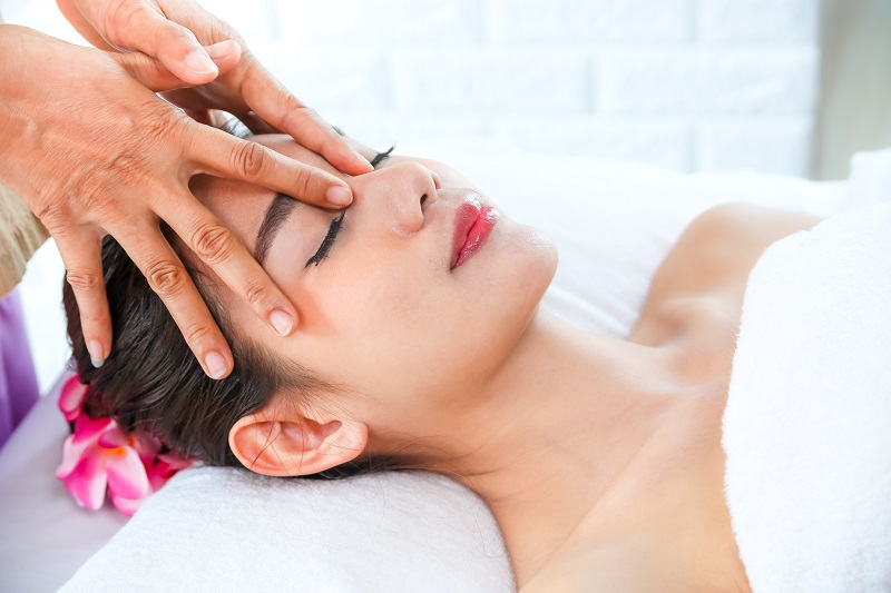 Hình ảnh mô phỏng thực hiện cách chữa sụp mí mắt đơn giản tại nhà với phương pháp massage