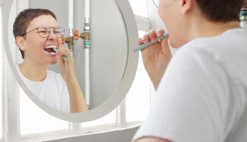 Điều kiện chăm sóc răng miệng chưa đảm bảo là nguyên nhân dẫn đến tình trạng lưỡi bị nứt và nổi nốt