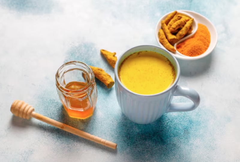 Cho trẻ súc miệng bằng nước nghệ hoặc pha tinh bột nghệ cùng sữa ấm giúp làm giảm viêm hiệu quả 