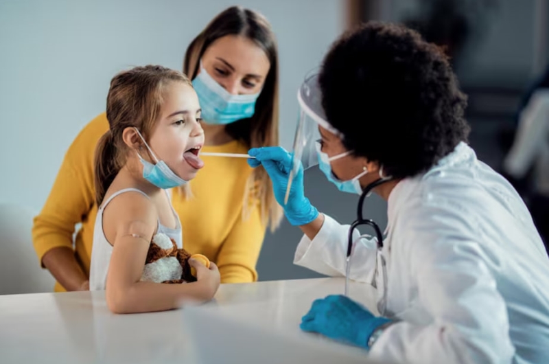 Tuân thủ hướng dẫn của bác sĩ khi điều trị nấm lưỡi cho trẻ 