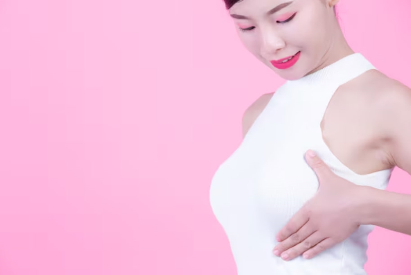 Nang vú có thể xuất hiện ở một hoặc cả hai bên