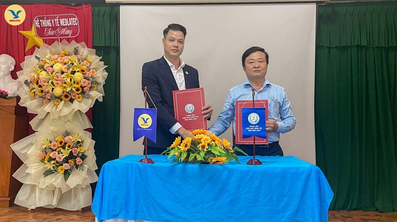 Ông Lưu Văn Cường - Giám đốc MEDLATEC Cần Thơ (bên trái) và bác sĩ Phạm Hồng Thái - Giám đốc CDC tỉnh Vĩnh Long (bên phải) đại diện hai đơn vị thực hiện nghi thức ký kết hợp tác