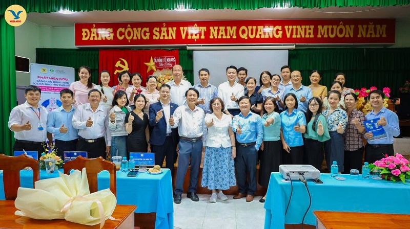 Chuyên gia và các y bác sĩ tham gia chương trình chụp ảnh lưu niệm tại hội nghị Chuyên gia và các y bác sĩ tham gia chương trình chụp ảnh lưu niệm tại hội nghị