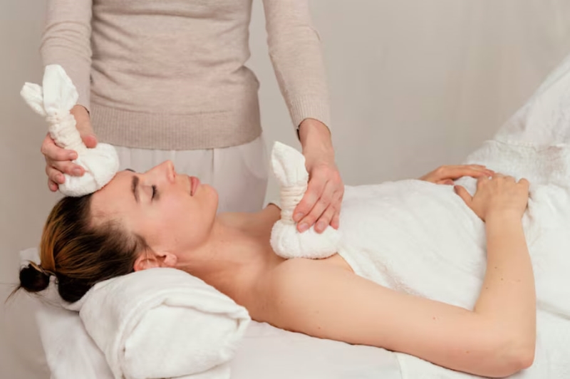Chườm nóng là biện pháp hiệu quả giúp thúc đẩy tuần hoàn máu, làm giảm tình trạng áp xe vú 