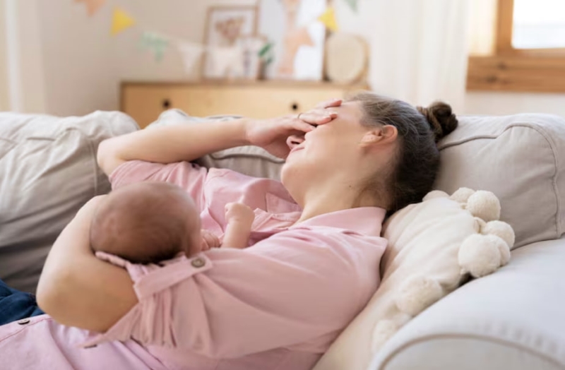 Áp xe vú sau sinh có thể gây ra tình trạng sốt cao, cơ thể mệt mỏi 