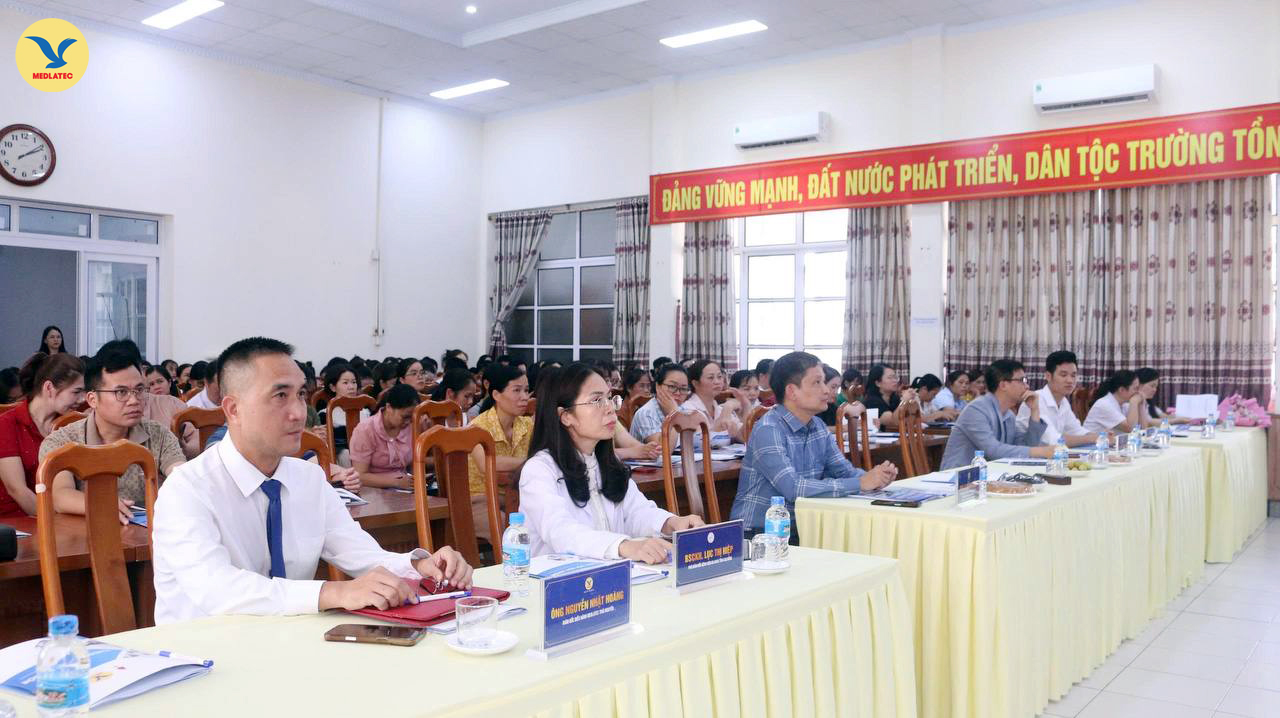 Ông Nguyễn Nhật Hoàng (bìa trái ảnh) - Giám đốc điều hành MEDLATEC Thái Nguyên tham dự hội nghị