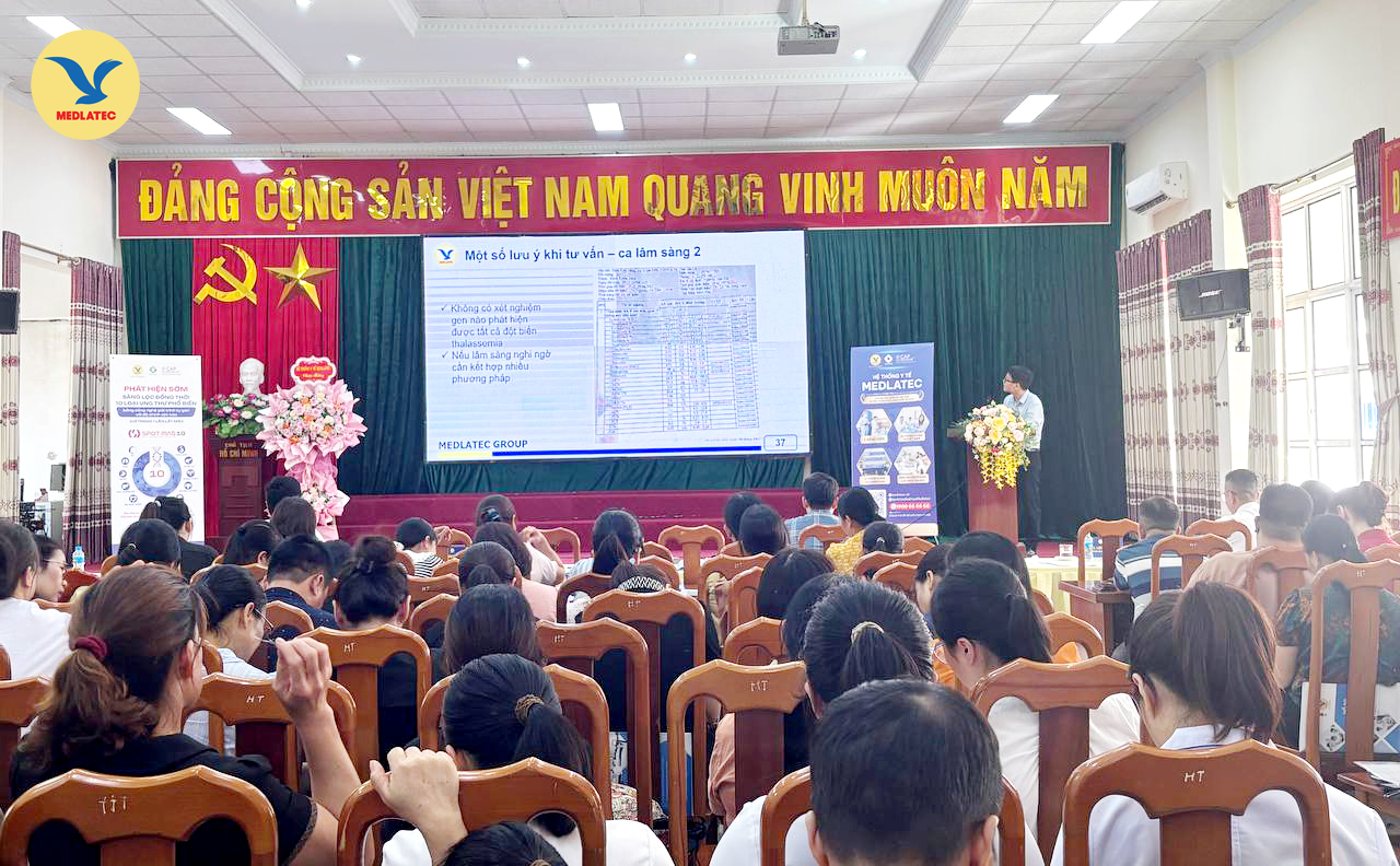 ThS.BSNT Nguyễn Bá Sơn - Trưởng phòng Di truyền trình bày báo cáo chuyên môn tại hội nghị