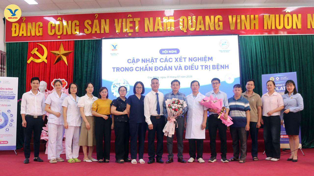 Lãnh đạo hai đơn vị và các y bác sĩ chụp ảnh lưu niệm