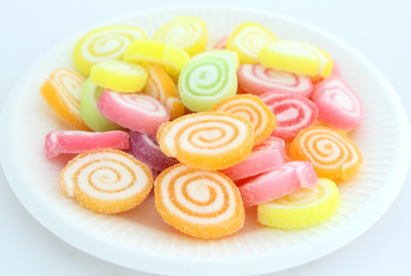 Người niềng răng không nên ăn kẹo dẻo hay kẹo cứng
