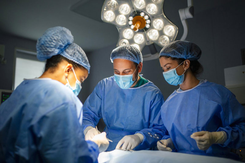 Nếu điều trị nội khoa không hiệu quả, người bị liệt dây thanh quản có thể phải phẫu thuật