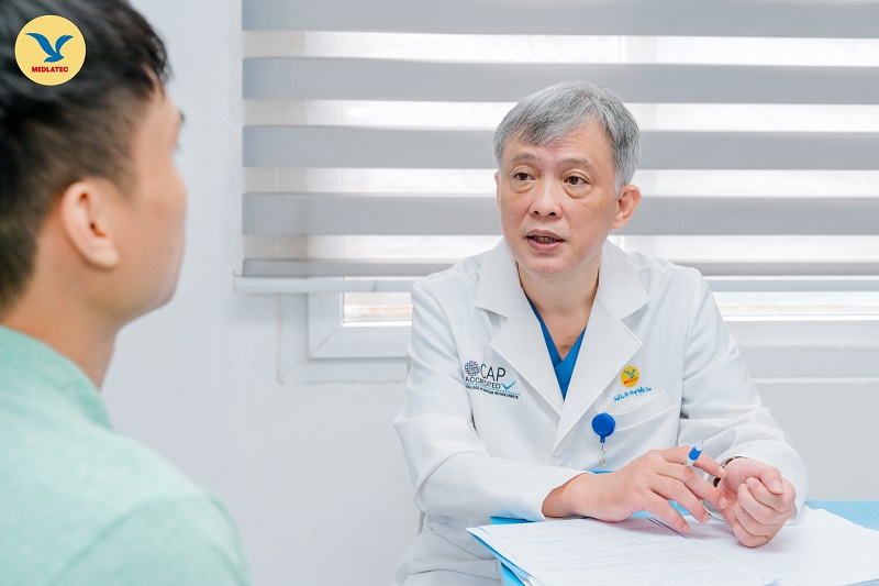 BSCKII. Nguyễn Chi Anh đang thăm khám và tư vấn điều trị cho người bệnh tại chuyên khoa Tai mũi họng, Hệ thống Y tế MEDLATEC
