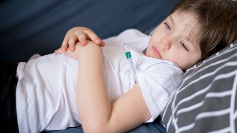 Trẻ bị viêm hạch mạc treo thường có biểu hiện sốt cao đi kèm các cơn đau bụng âm ỉ hoặc quặn thắt quanh rốn