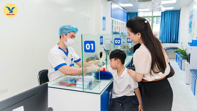 Trẻ cần được thăm khám sớm để phân biệt viêm hạch mạc treo với viêm ruột thừa