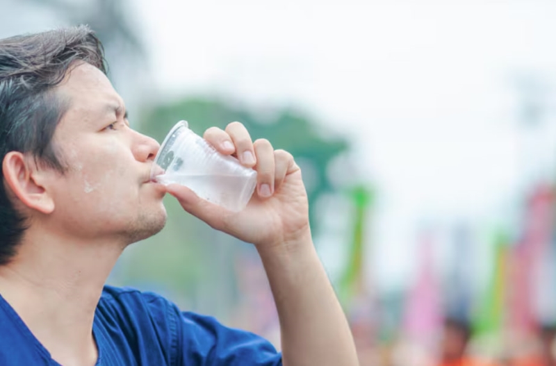 Khát nước nhiều là một trong những dấu hiệu cảnh báo bạn cần chủ động thực hiện xét nghiệm HbA1c 