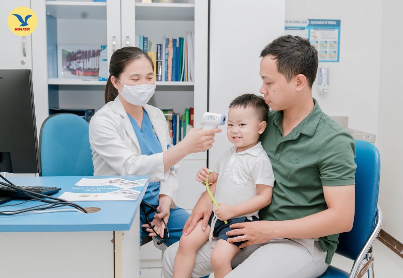 Đội ngũ bác sĩ chuyên khoa Nhi giàu kinh nghiệm trực tiếp thăm khám, tư vấn cho trẻ