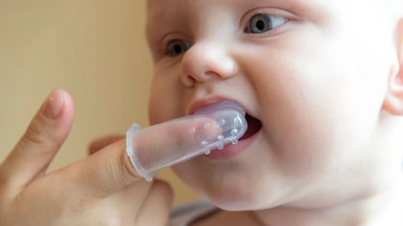 Trẻ cần được vệ sinh lưỡi đúng cách bằng dụng cụ chuyên dụng
