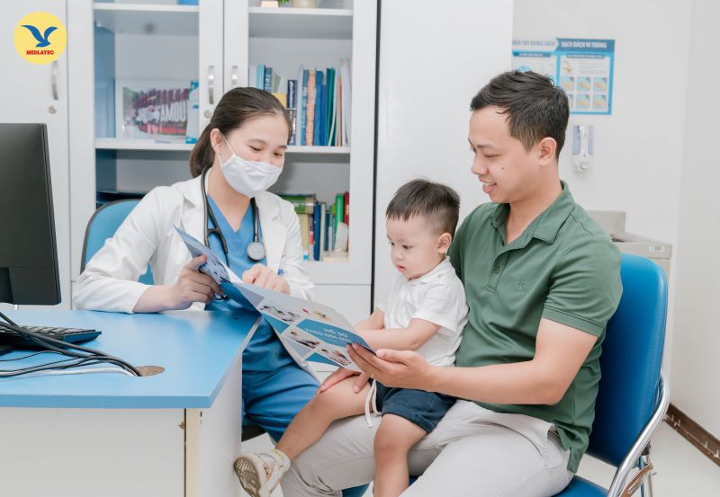 Trẻ bị nấm miệng bôi thuốc gì cần có sự chỉ định của bác sĩ chuyên khoa
