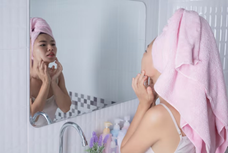 Lưu ý làm sạch da mặt trước khi sử dụng kem trị mụn