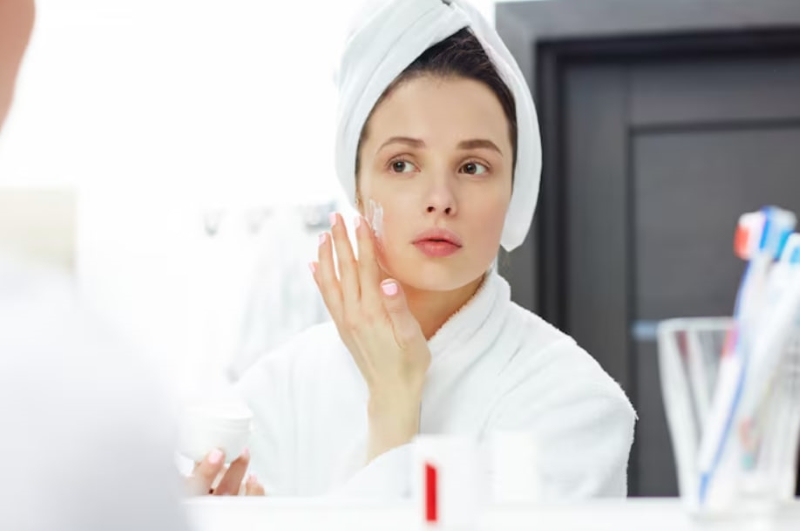 Bôi kem trị mụn bao lâu thì rửa mặt bao lâu thì rửa mặt phụ thuộc vào kết cấu của loại kem