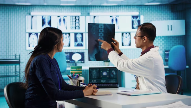 Lưu ý thông báo chi tiết tình trạng sức khỏe bản thân trước khi thực hiện chụp MRI cột sống cổ