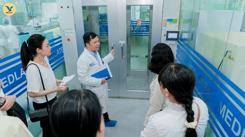 Đoàn đi tham quan một số phòng của Trung tâm Xét nghiệm như Di truyền, Hóa sinh, Huyết học, Vi sinh…