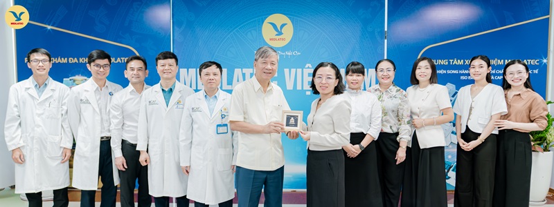 GS.AHLĐ Nguyễn Anh Trí gửi món quà lưu niệm đến đại diện đoàn bệnh viện Calmette