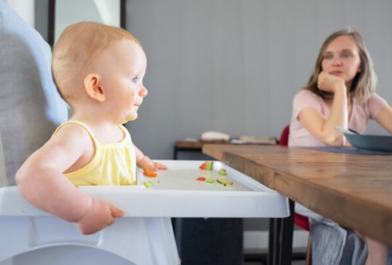 Luôn có người giám sát trẻ khi thực hiện ăn theo phương pháp BLW